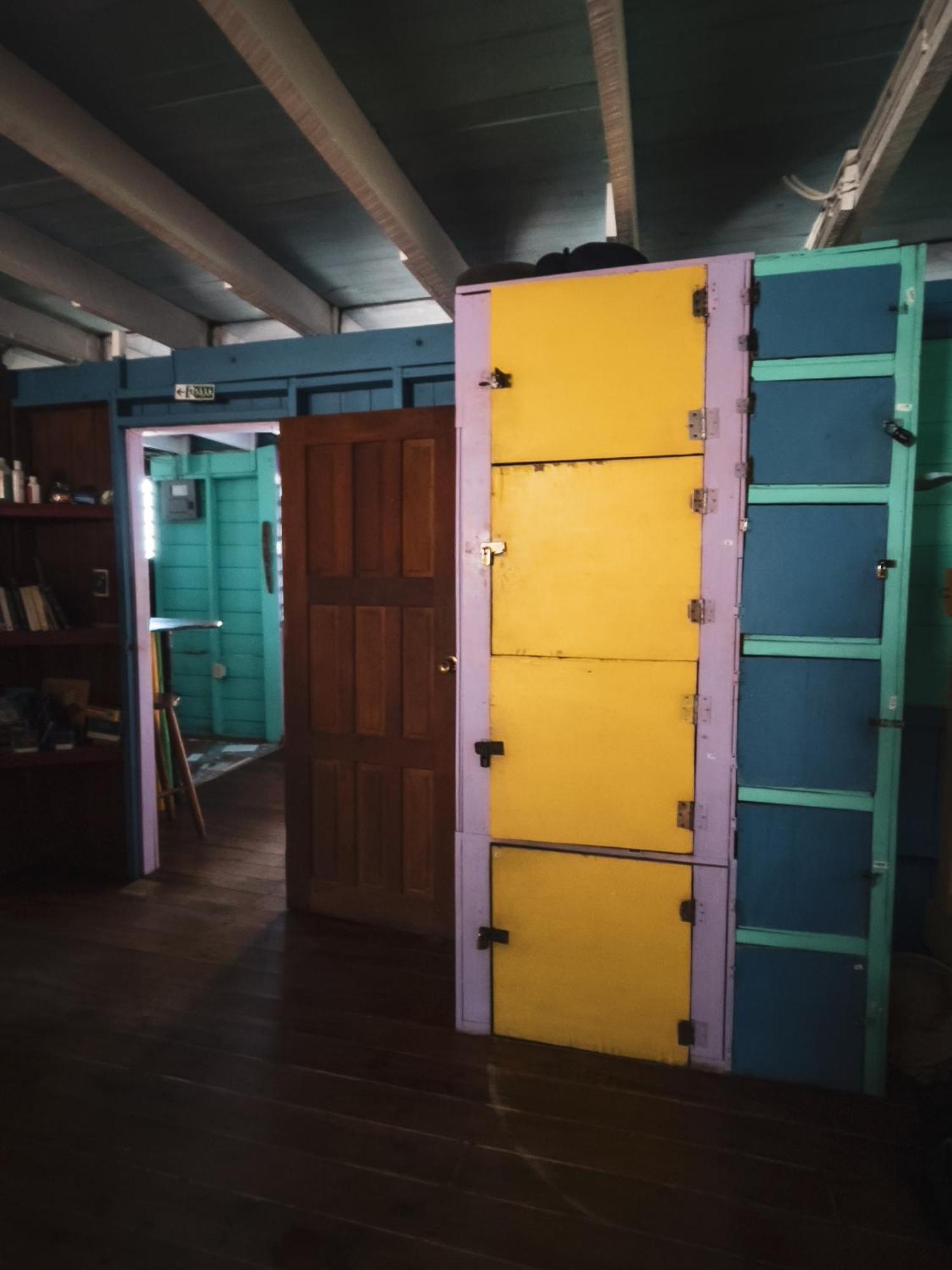 Anda Di Hows Hostel Placencia Ngoại thất bức ảnh