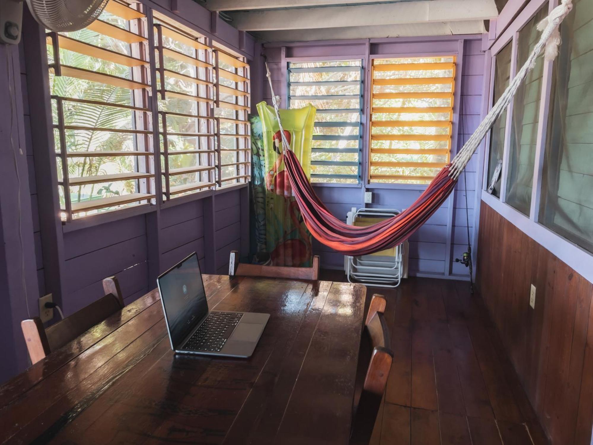 Anda Di Hows Hostel Placencia Ngoại thất bức ảnh