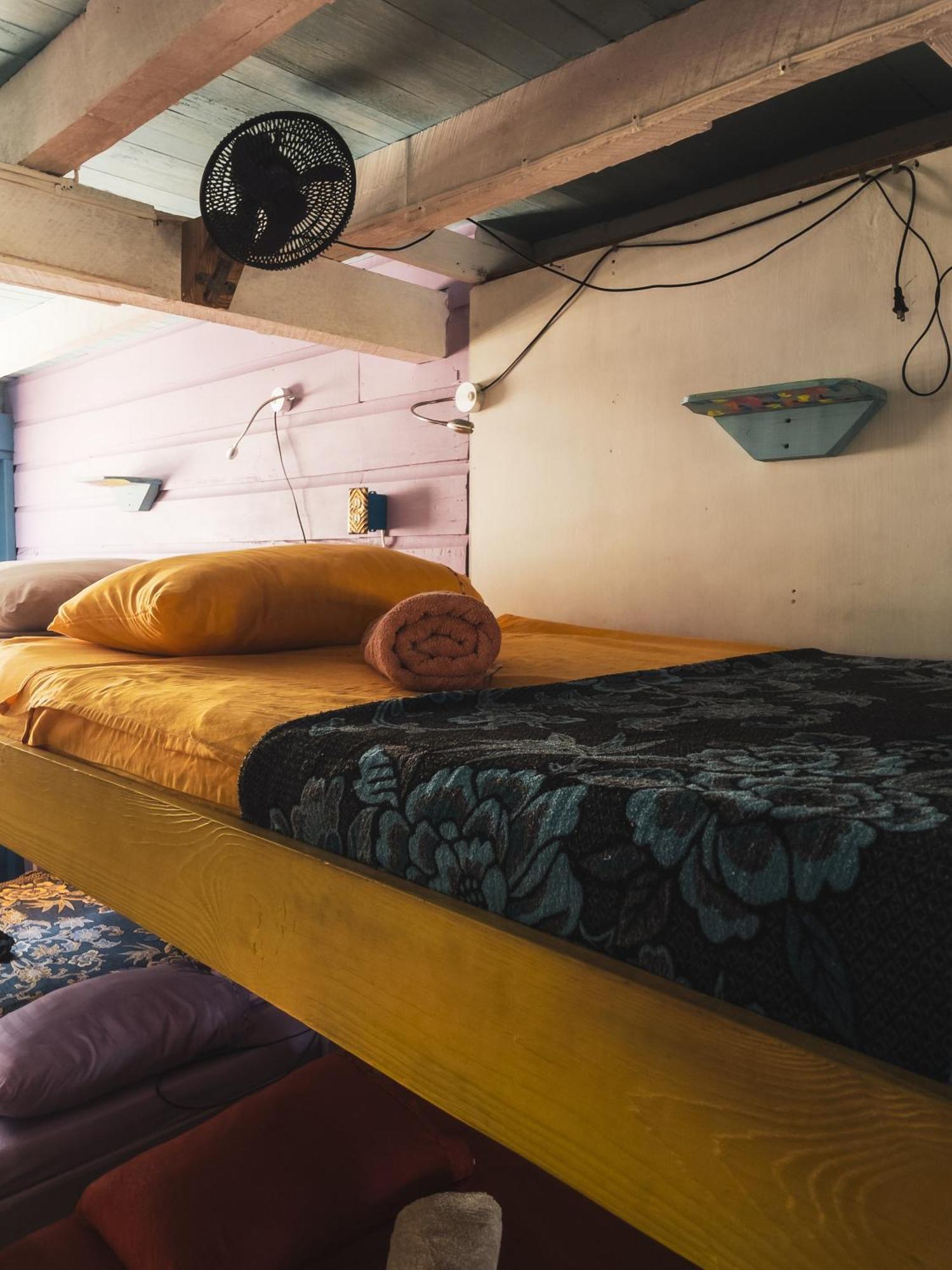 Anda Di Hows Hostel Placencia Ngoại thất bức ảnh