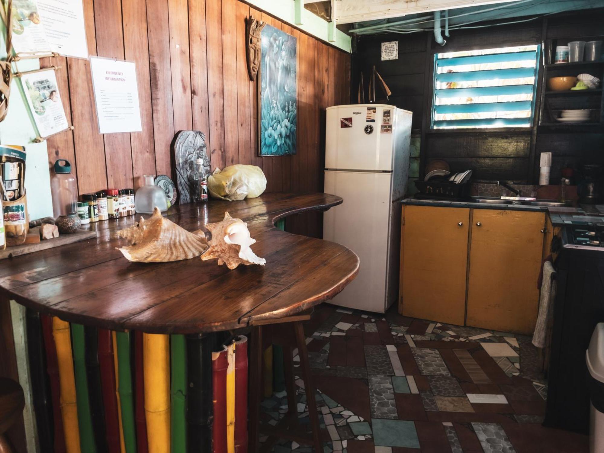 Anda Di Hows Hostel Placencia Ngoại thất bức ảnh