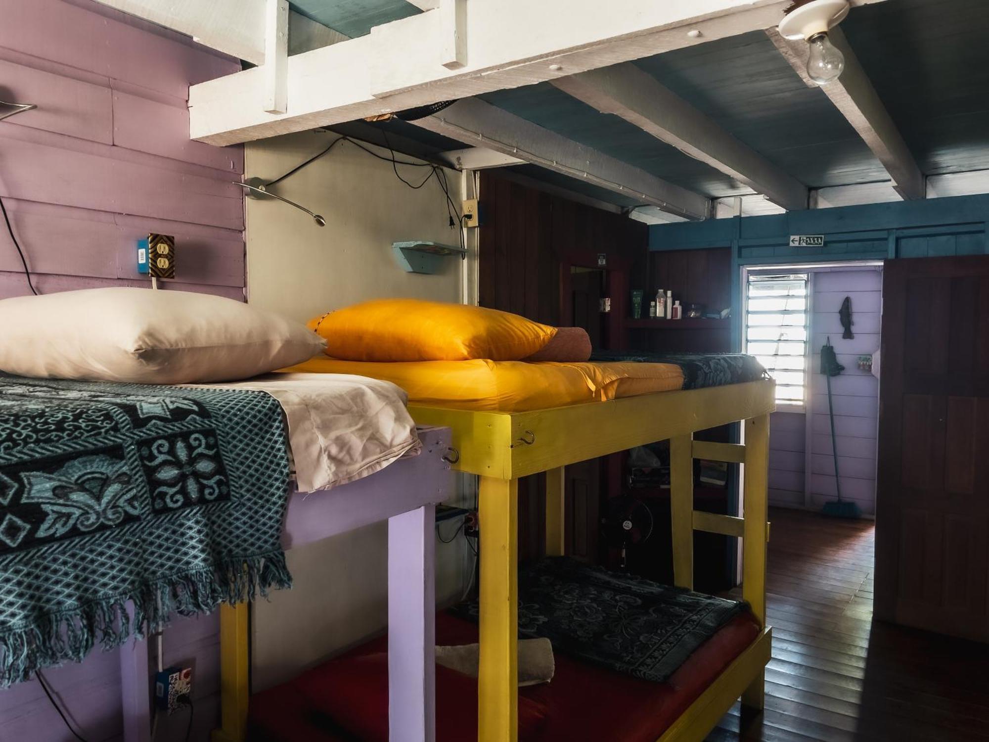 Anda Di Hows Hostel Placencia Ngoại thất bức ảnh