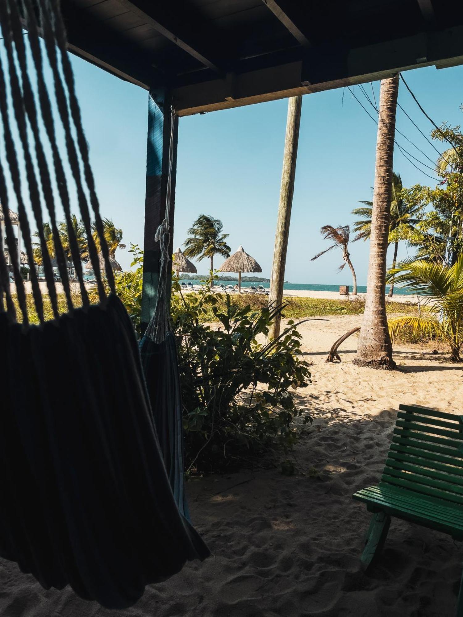 Anda Di Hows Hostel Placencia Ngoại thất bức ảnh