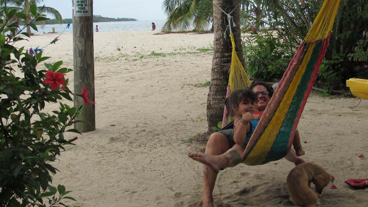 Anda Di Hows Hostel Placencia Ngoại thất bức ảnh