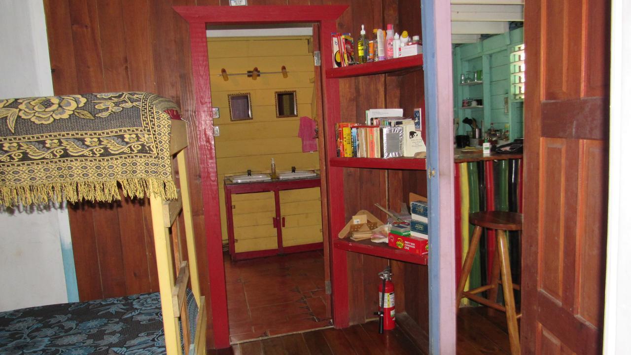 Anda Di Hows Hostel Placencia Ngoại thất bức ảnh