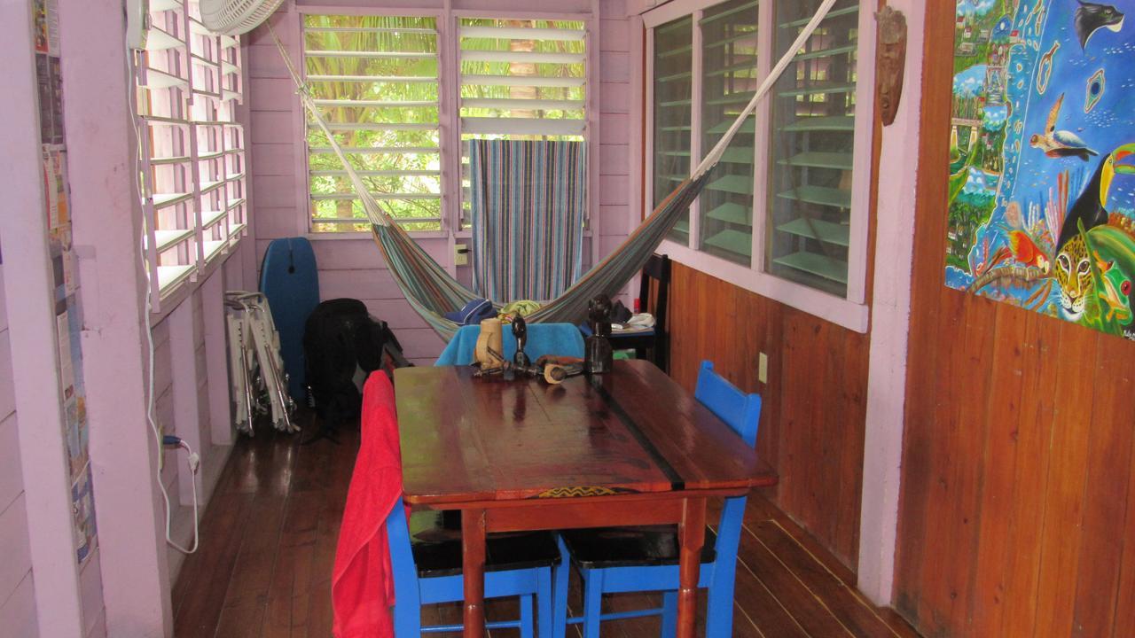 Anda Di Hows Hostel Placencia Ngoại thất bức ảnh