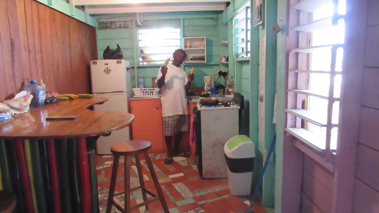 Anda Di Hows Hostel Placencia Ngoại thất bức ảnh